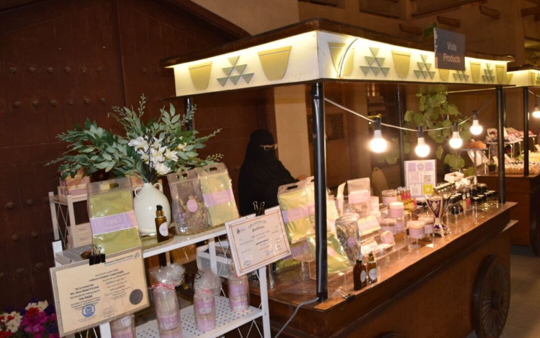 12 نوعاً من الصابون الطبيعي.. أيادي سعودية تُبهر زوار سوق المزارعين بالقطيف