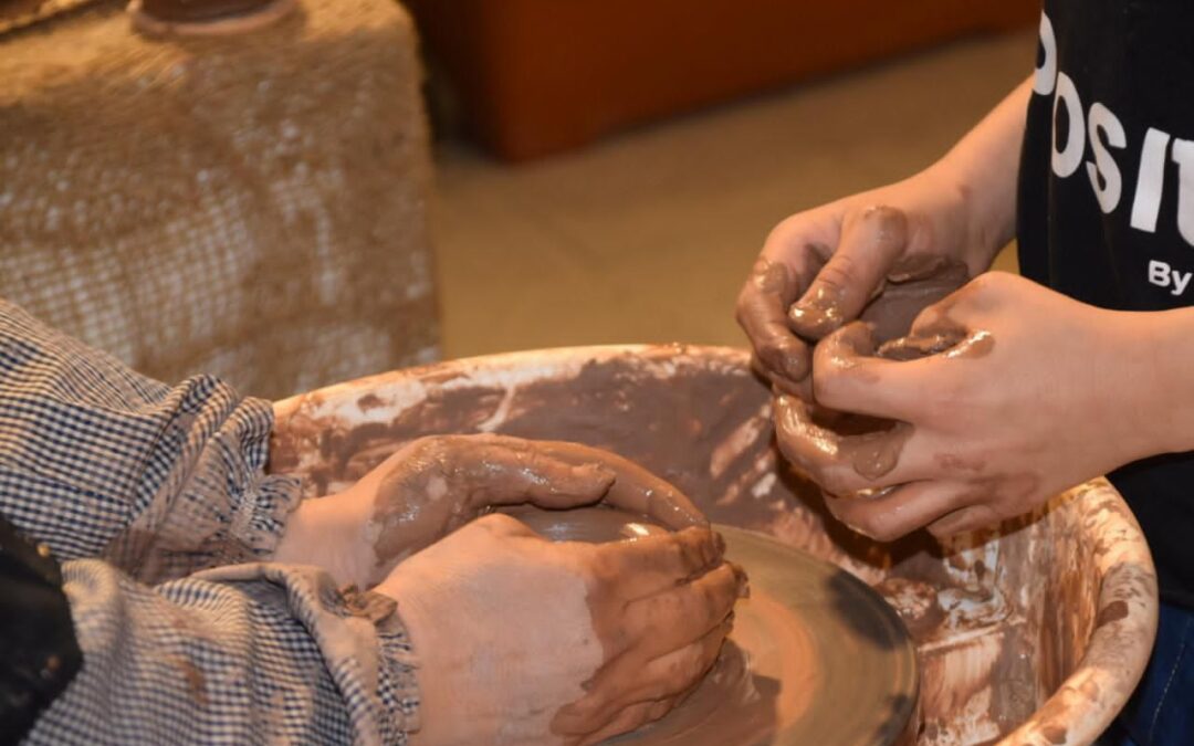 ورش عمل تشكيل الطين تجذب الأطفال في سوق المزارعين بالقطيف