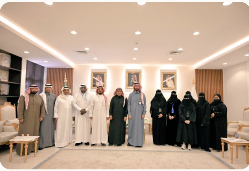 رئيس جمعية اللاعبين القدامى بالمنطقة الشرقية يكرم مدير عام فرع وزارة الموارد البشرية والتنمية الاجتماعية بالمنطقة 