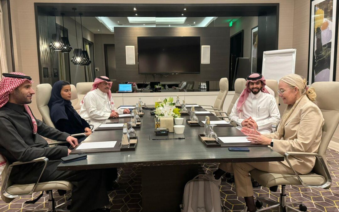 رئيس الاتحاد السعودي لكرة الطاولة يعقد اجتماعاً مع السيدة بيترا سورلينغ، رئيسة الاتحاد الدولي لكرة الطاولة