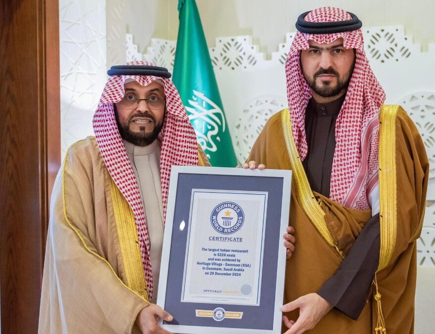 نائب أمير الشرقية يتسلم شهادة تسجيل ” القرية الشعبية” بالدمام ضمن موسوعة غينيس للأرقام القياسية