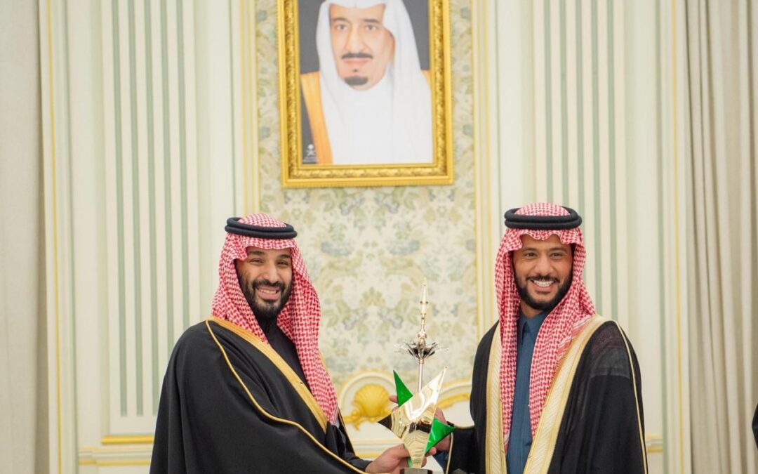 ولي العهد يسلم ” جائزة شلفا ولي العهد ” لرجل الأعمال مشعل بن عطشان الشمري