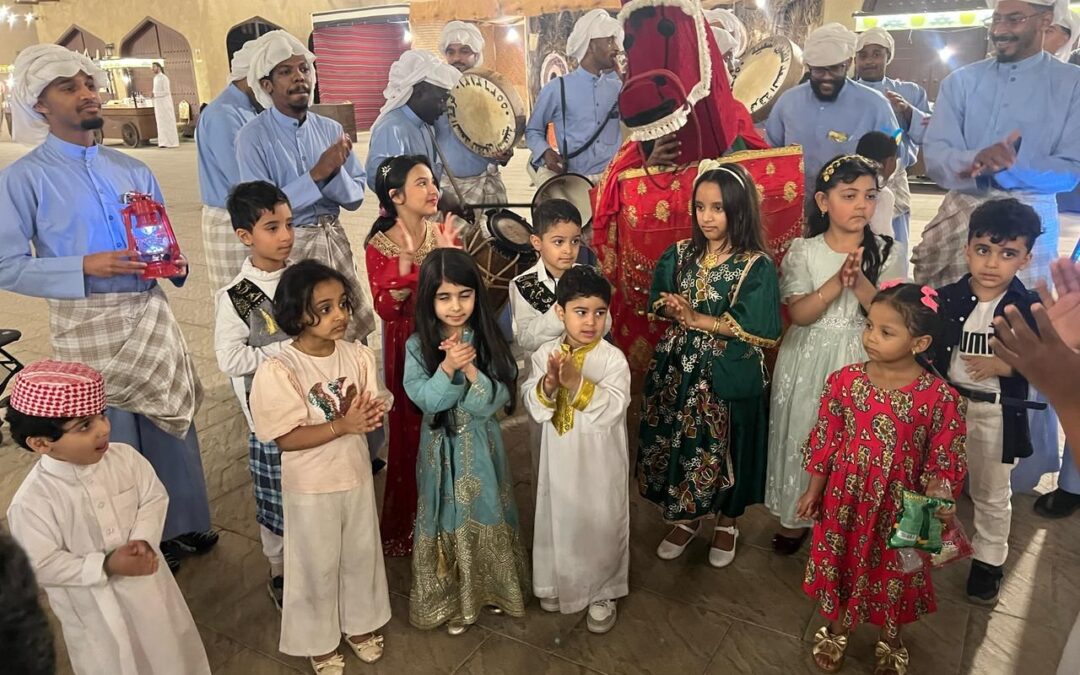 ”قرقيعان الرامس“: المسحراتي يعود بذاكرة الكبار إلى الماضي.. ومسرح الطفل يُبهج الصغار