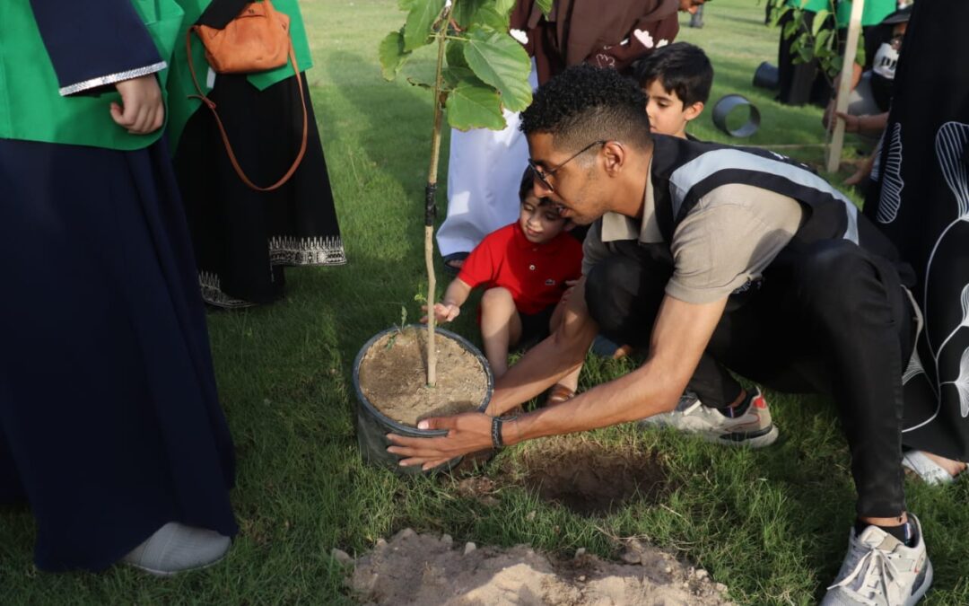 انطلاق مبادرة “التوت القطيفي الثانية” في حديقة بلدية صفوى بمشاركة 90 متطوعاً ومتطوعة
