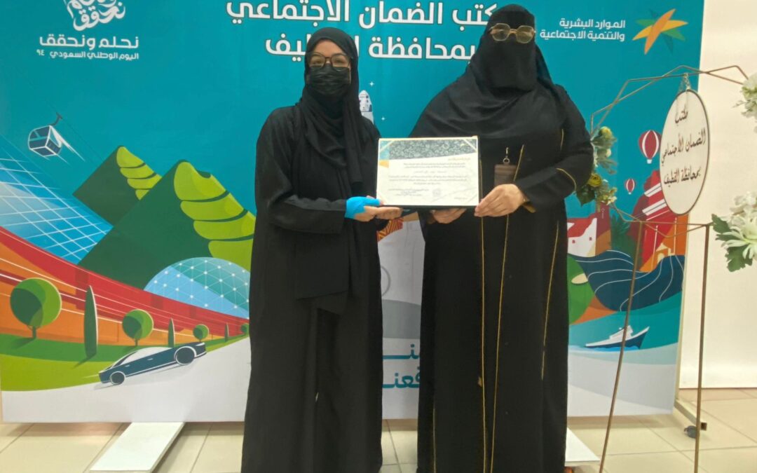 انامل مستفيدات الضمان الاجتماعي يحولن الخيوط البسيطة إلى قطع فنية في ورشة فن الابليك بالكروشيه