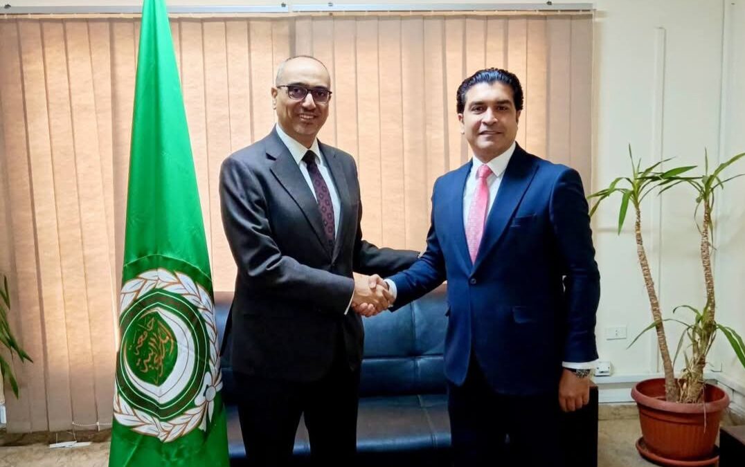 أحمد سمير يلتقي الوزير المفوض فيصل غسال بالجامعة العربية لبحث تعزيز التعاون في خدمة الشباب العربي ورياضة الميني فوتبول