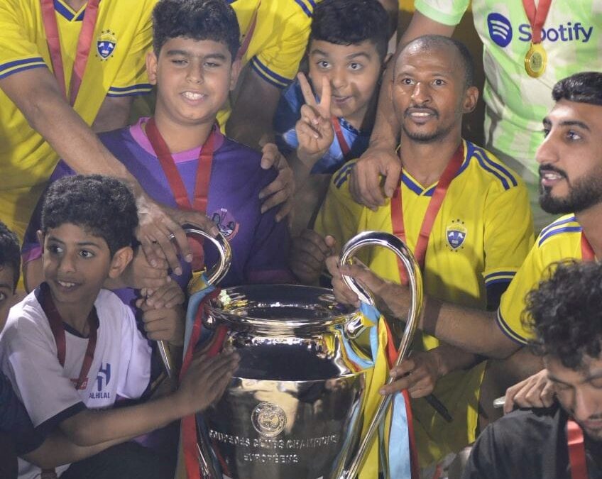 نيابة عن رئيس بلدية محافظة القطيف..المطرود يسلم فريق قاصد خير  كأس بطولة  جراري (22)