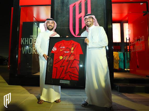 وزير الرياضة يزور مرافق وأكاديمية وملاعب السيدات في نادي القادسية