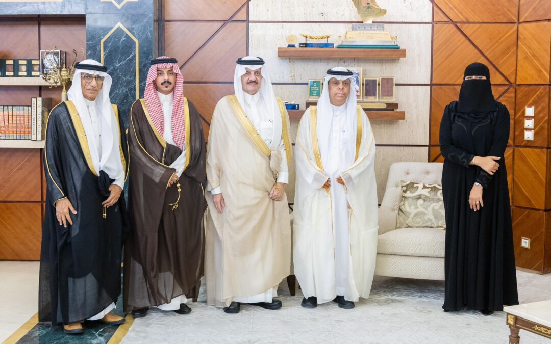 بمكتب سموه بديوان الأمارة  .. أمير المنطقة الشرقية يستقبل الأديب خالد الزيتون الشويش ويشيد بمشروع ( أهل العوجا الوطني ) بالمنطقة الشرقية