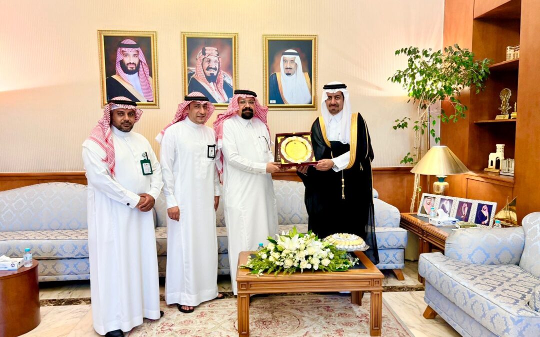 محافظ القطيف يلتقي مدير مكتب البيئة والمياه والزراعة