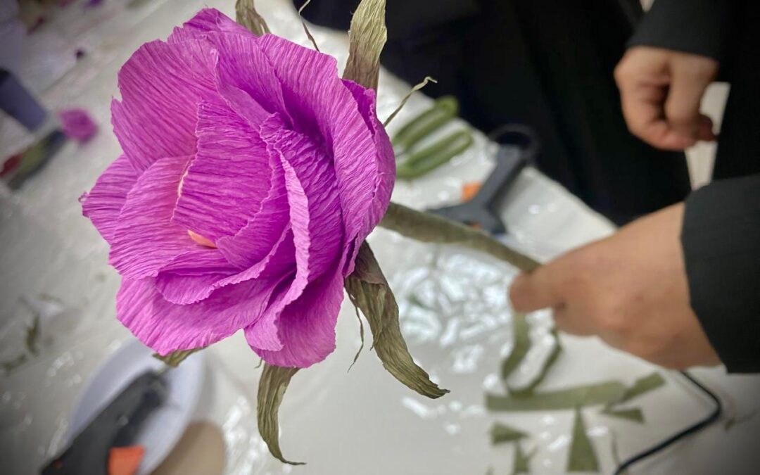 ورشة عمل لصناعة الورود بورق الكرب تُثري المهارات اليدوية وتعزز الإبداع