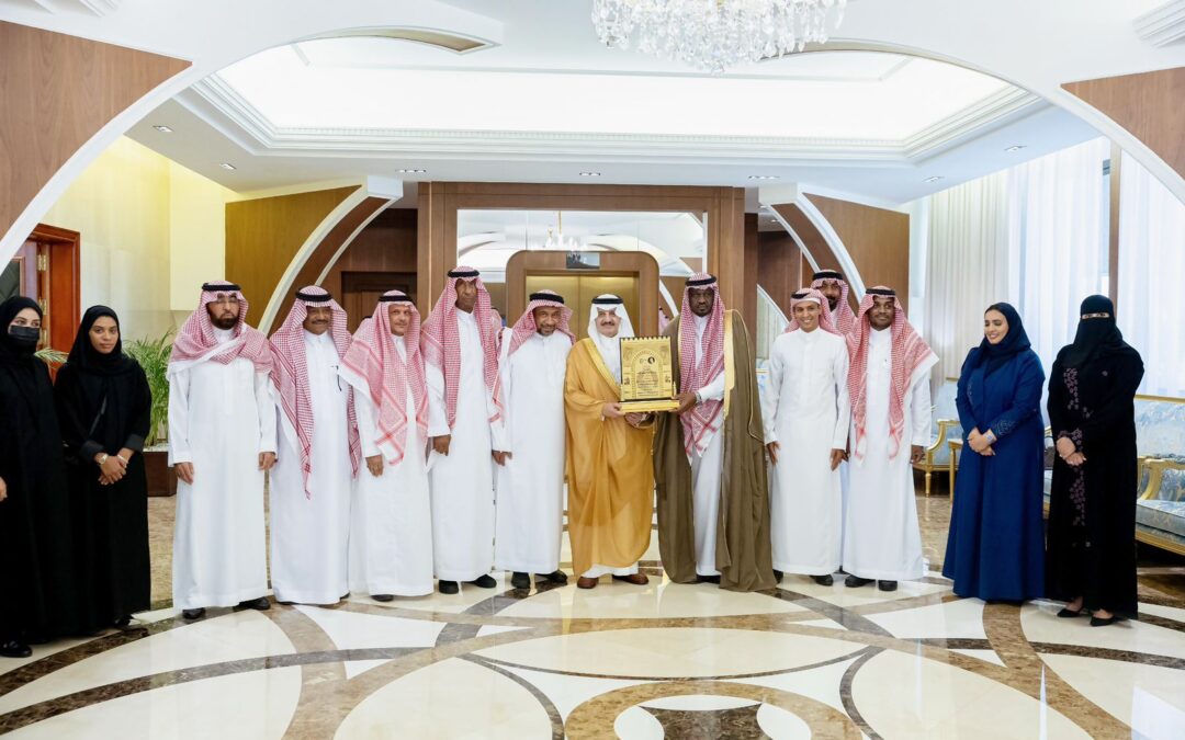 سمو أمير المنطقة الشرقية يستقبل رئيس وأعضاء الجمعية السعودية لحكام كرة القدم “عطاء ووفاء”