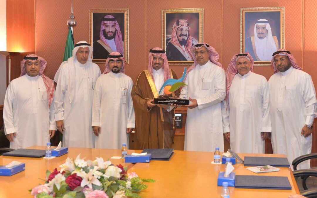 محافظ القطيف يلتقي برئيس وأعضاء جمعية البر الخيرية بسنابس ويطلق الهوية الجديدة للجمعية