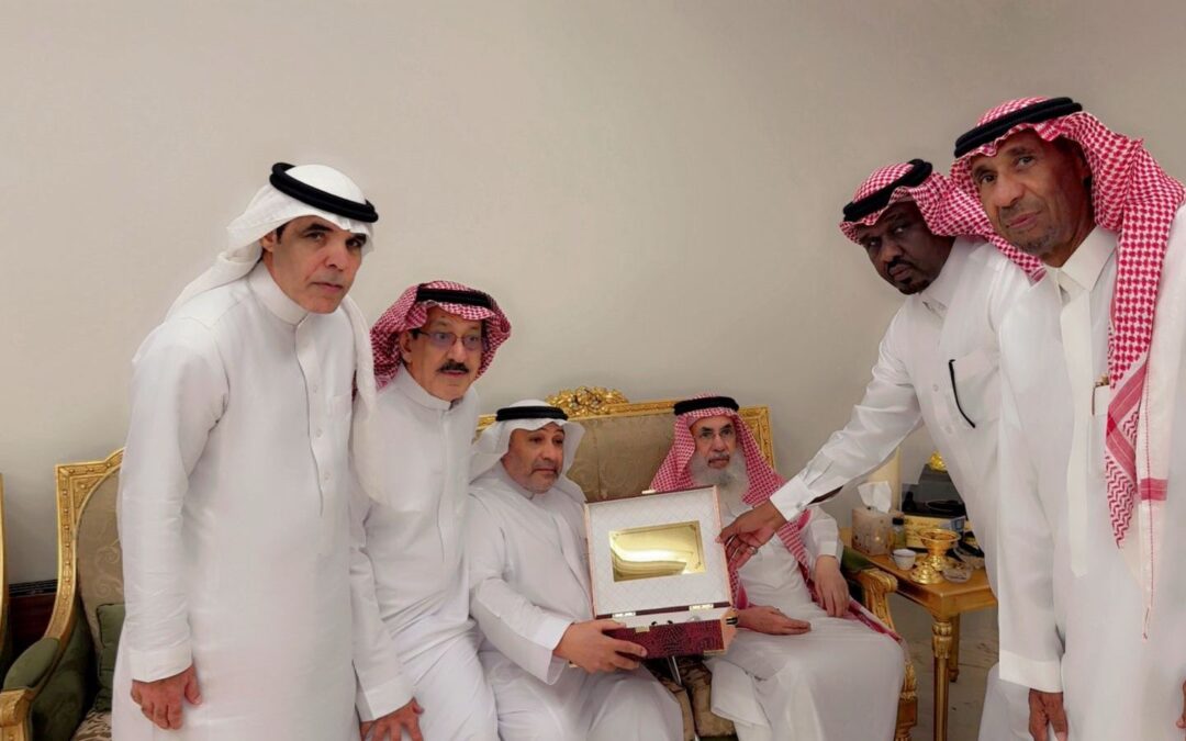 جمعية حكام كرة القدم السعودية تكرّم الأستاذ عبد الرحمن الدهام بتقديم البطاقة رقم (1)