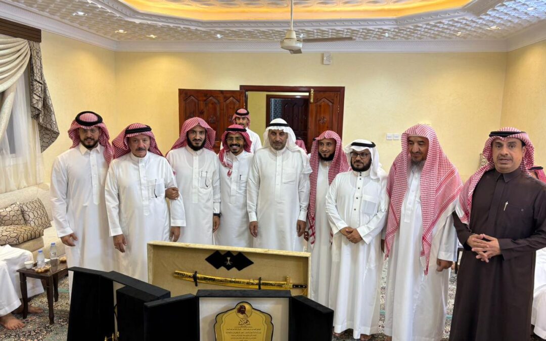 العميد علي حسن الزهراني وأشقاءه يكرمون ابنهم ” سعيد ” بمناسبة حصولة على درجة الدكتوراه بتقدير امتياز