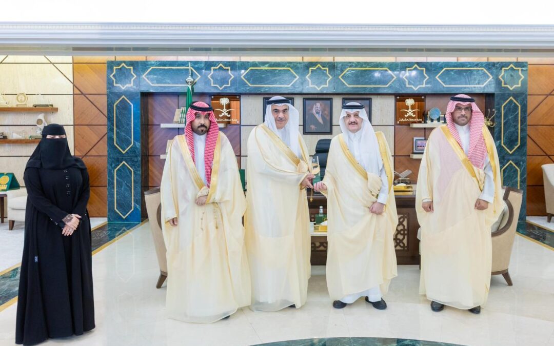 سمو أمير المنطقة الشرقية يتسلّم جائزة الملك عبدالعزيز للجودة من أمانة المنطقة ويطّلع على مشاريعها نحو التميز المؤسسي