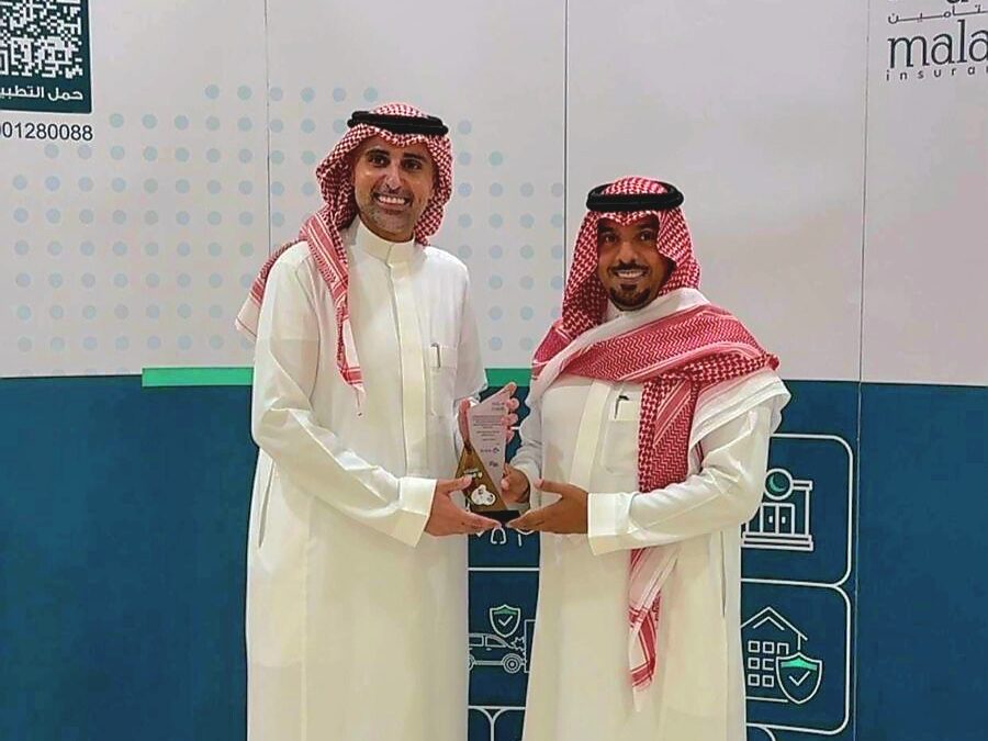 شركة ملاذ تكرم الدكتور عبدالله  الباز رئيس مجلس ادارة قناة تلفزيون شرقية EN