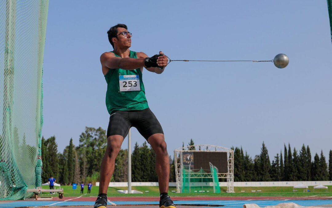 الزاير يكتب التاريخ ويهدي المملكة ذهبية المطرقة 