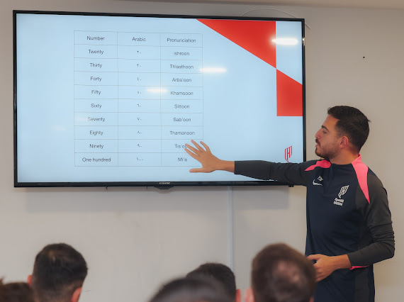 الفئات السنية تنظم دروسًا لتعليم اللغة العربية للأجهزة الفنية والطبية
