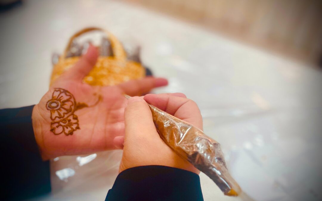 لمسة حناء.. ورشة تدريبية من نقوش تراثية برؤية عصرية