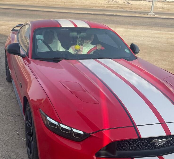 الشعر ابيض لكن القلب أخضر : مفاجأة على طرقات موستينغ سبورت