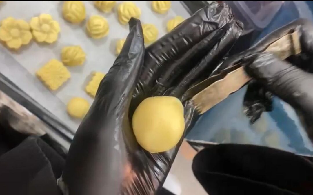 الضمان الاجتماعي بالقطيف يفتح أبواب الإبداع في ورشة “أسرار صناعة المعمول المنزلي”