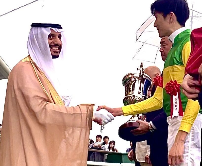 امين  العام هيئة الفروسية يسلم الكأس الملكي السعودي في اليابان للفائز بالمركز الأول