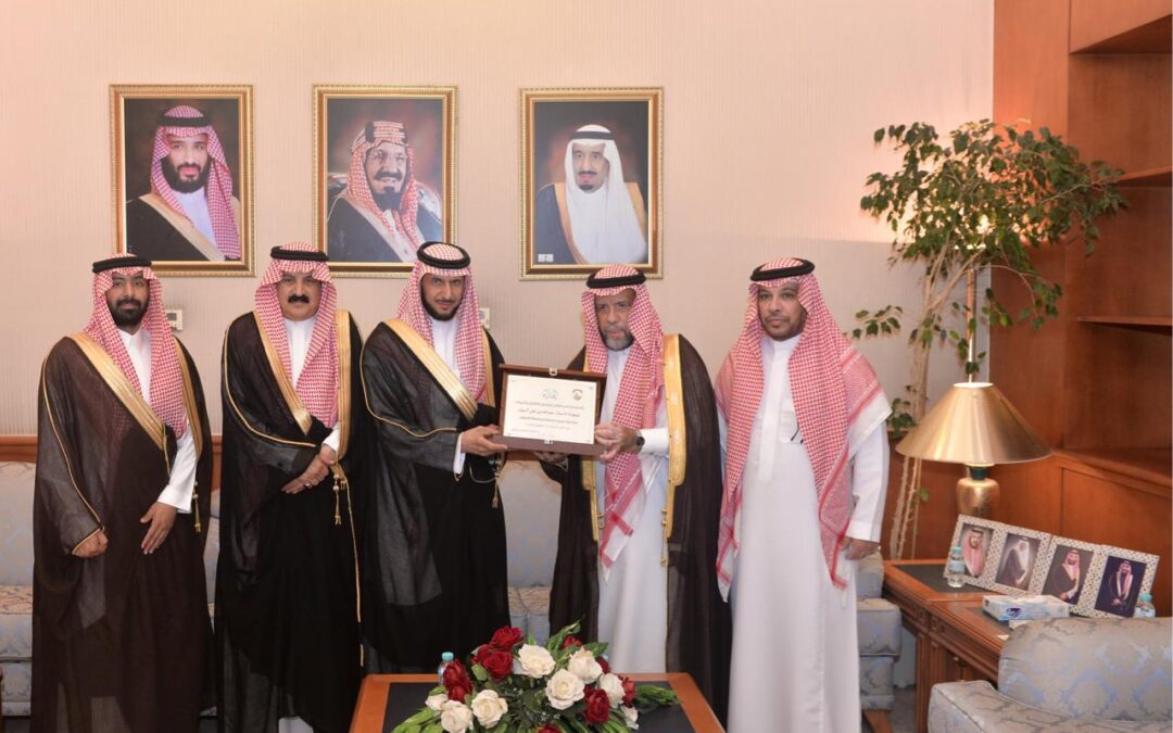 محافظ القطيف يلتقي المدير التنفيذي لجمعية النابية الخيرية ورئيس نادي الساحل بعنك