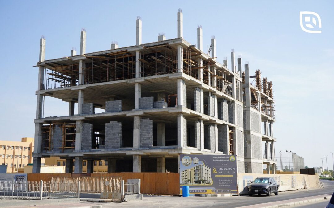 الإنجاز يقترب … مرحلة العظم في مبنى جمعية العوامية الخيرية تلامس الـ93٪؜