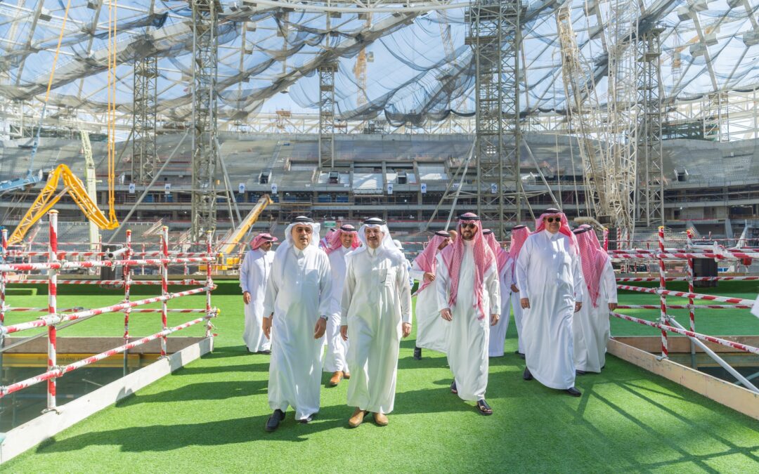 سمو أمير المنطقة الشرقية وبحضور سمو نائبه يزور ملعب أرامكو ويطّلع على سير العمل في المشروع