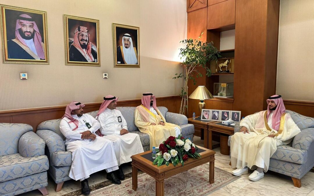 محافظ القطيف يلتقي مدير مكتب البيئة ويطّلع على تقرير «مهرجان روبيان الشرقية 2025»