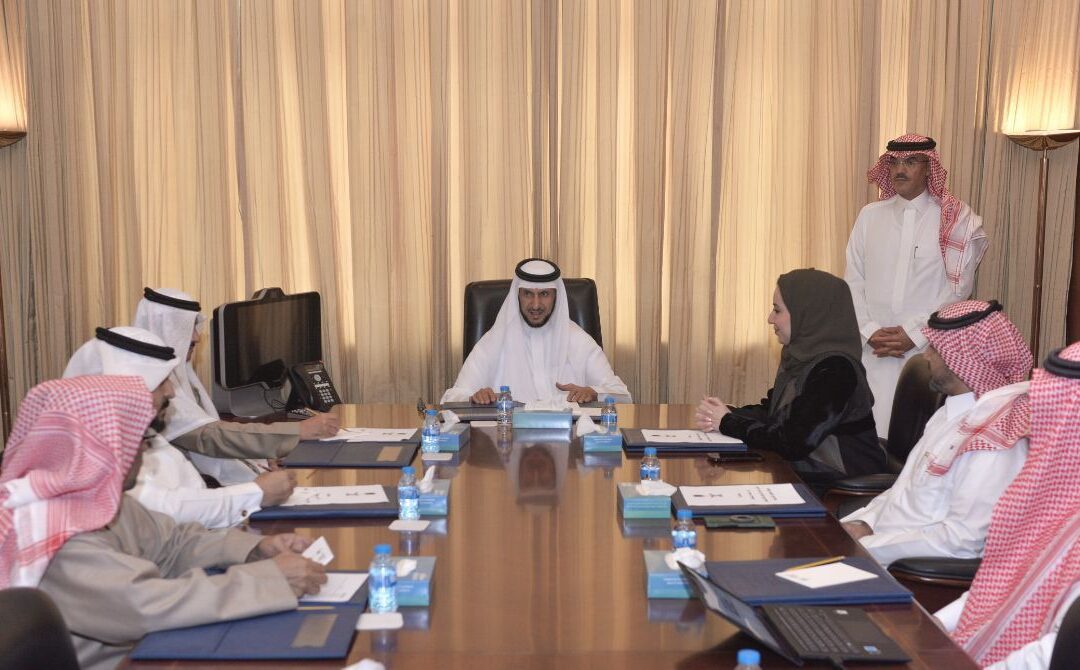 محافظ القطيف يلتقي بهيئة التراث وتطوير الشرقية… ويطّلع على آفاق المشاريع الحضارية والتنموية بالمحافظة