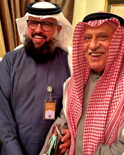 جلعود المشرف العام على موسوعة كيوبيديا العالمية يكرّم الرمز الرياضي خليل الزياني