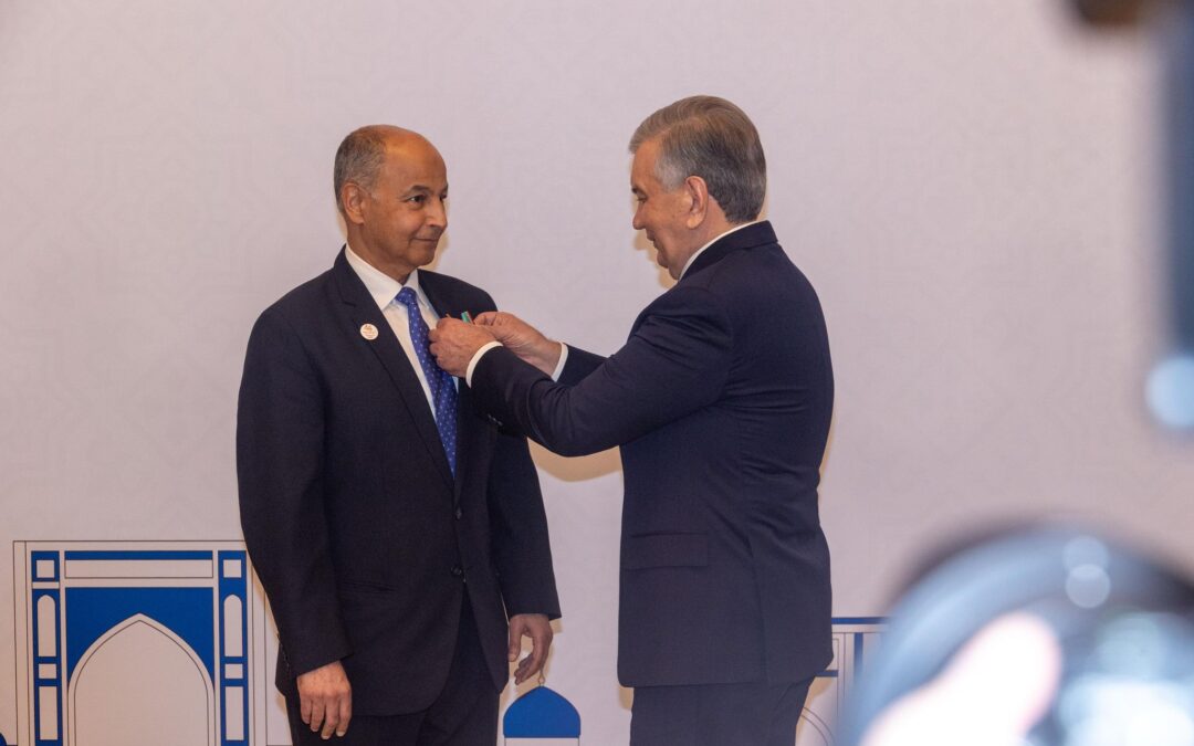 رئيس أوزبكستان يقلد المسلم وسام الصداقة