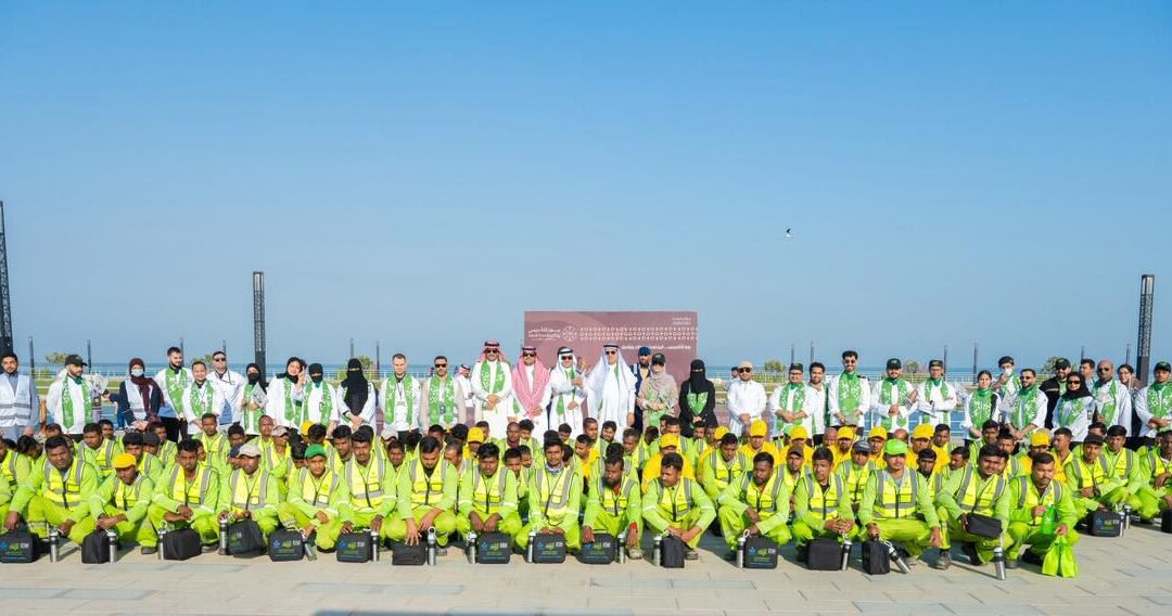 أمانة الشرقية وزاد العطاء يُكرمان 150 عامل نظافة احتفاء بيوم التأسيس