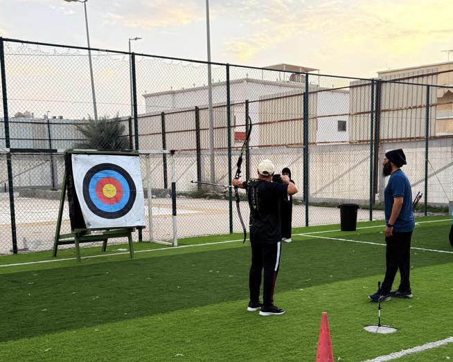 نحو الهدف بدقة : رمي السهام يجذب الزوار في نادي الساحل