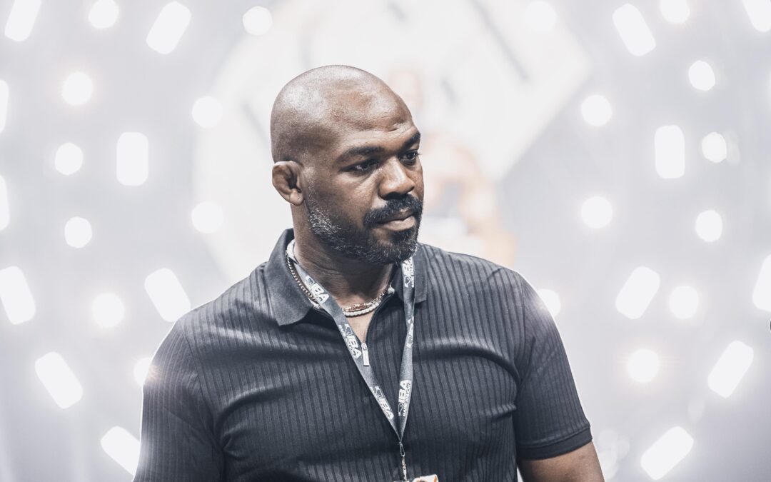 الاتحاد الدولي للملاكمة يضم جون جونز سفيراً عالمياً للملاكمة بدون قفازات