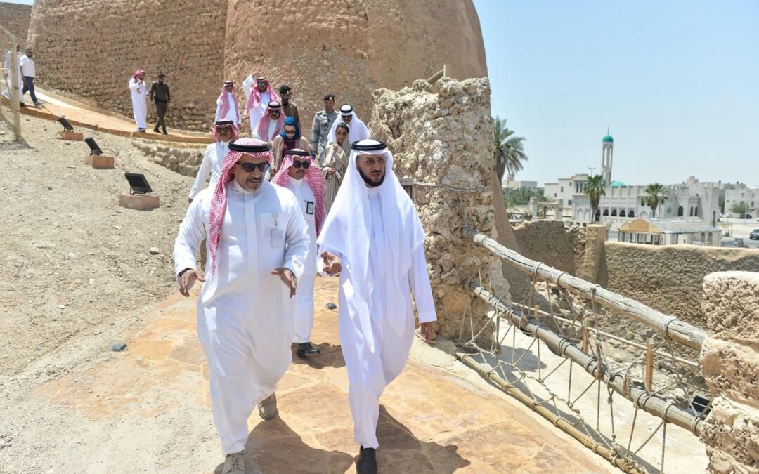 محافظ القطيف يتفقد مراحل تطوير قصر دارين وقلعة تاروت وغابات المانجروف