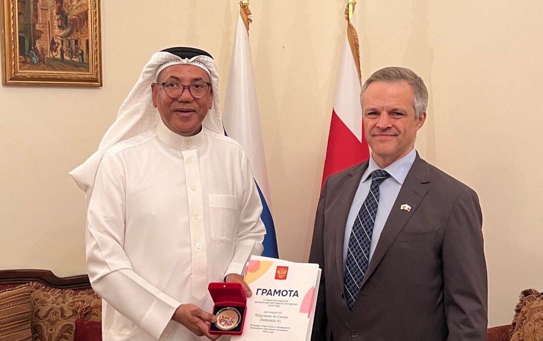 عبد العزيز السندي يتوشّح تكريماً روسياً رفيعاً تقديراً لعطائه في العمل التطوعي والشبابي
