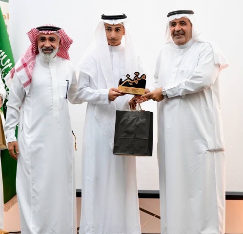 العوامية الثانوية تحتفي بالمتميزين وتكرّم شركاء النجاح والداعمين للمسيرة التعليمية