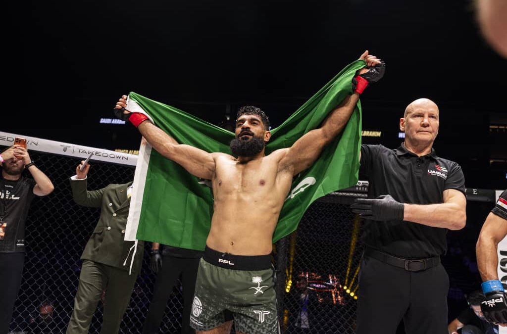 السعودي أحمد البراهيم يتألق بالضربة القاضية في “فخر العرب” بدبي