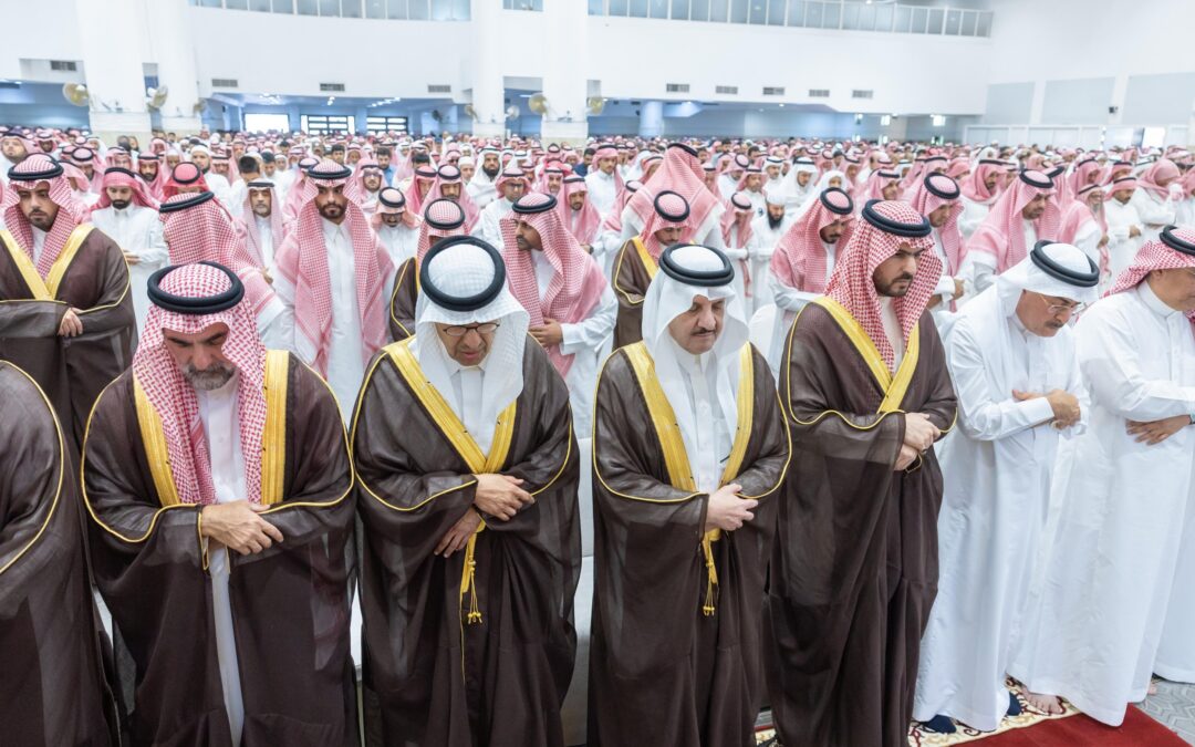 سمو أمير المنطقة الشرقية يؤدي صلاة الميت بمدينة الدمام على الشهداء في حادث سقوط المروحية