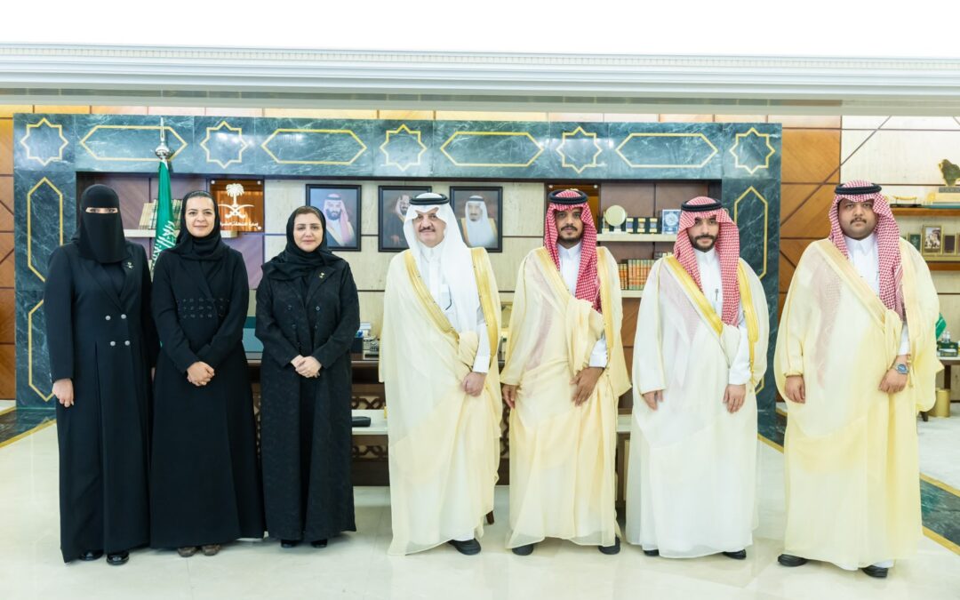 سمو أمير المنطقة الشرقية يستقبل مدير الإدارة العامة للأحوال المدنية بالمنطقة ويطّلع على جهودهم في خدمة المستفيدين