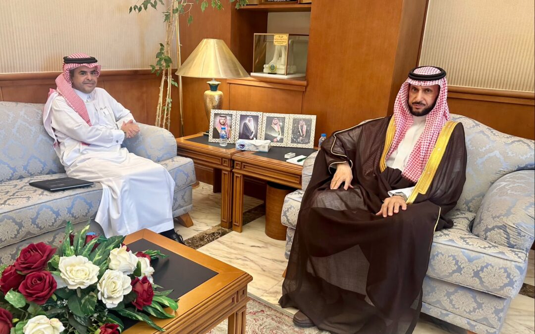 محافظ القطيف يلتقي مدير فرع الجمعية العربية السعودية للثقافة والفنون بالدمام