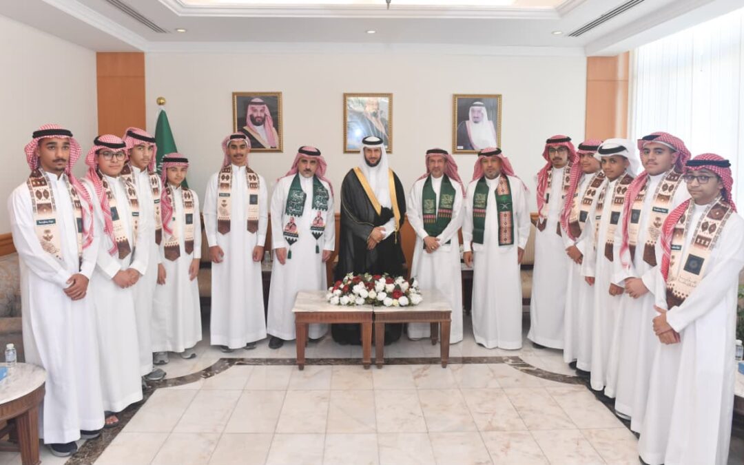 محافظ القطيف يلتقي عددًا من طلاب المدارس بمناسبة اليوم الوطني الـ96