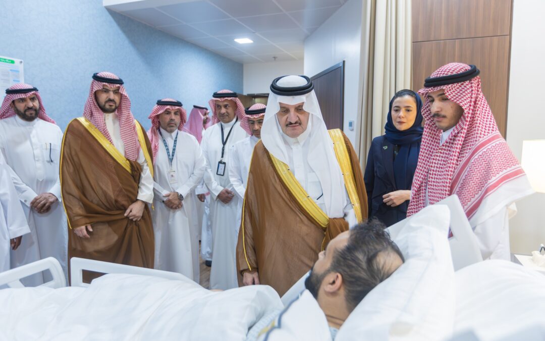 سمو أمير المنطقة الشرقية وسمو نائبه يزوران المصاب جراء العدوان الغاشم الذي استهدف مطار الملك فهد الدولي