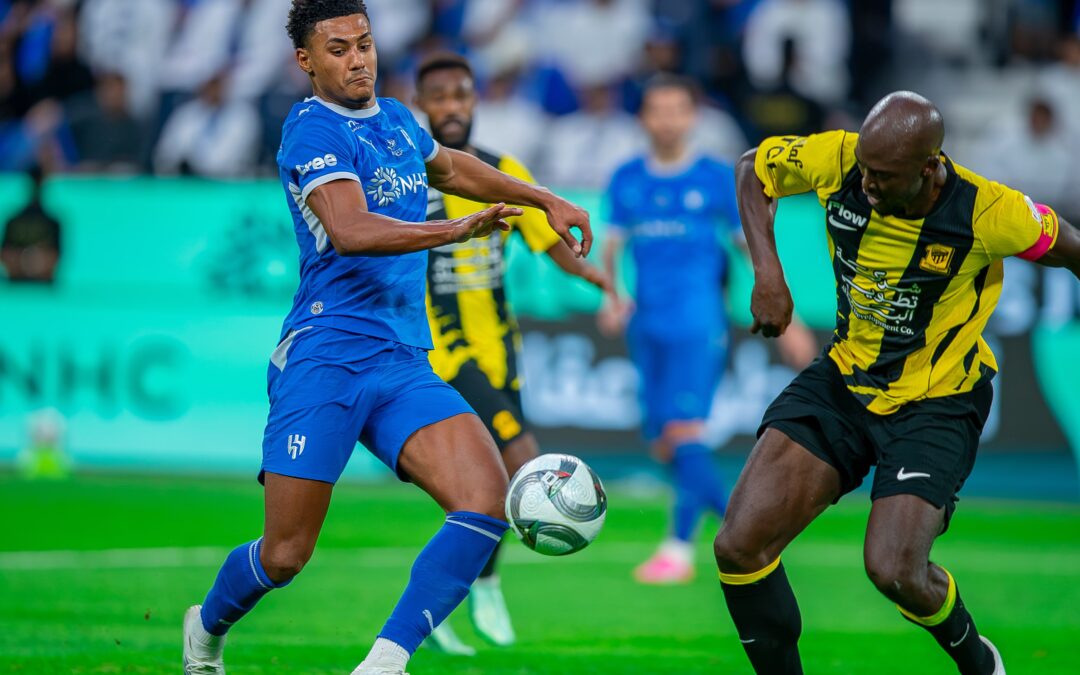 زحف الهلال لا يتوقف.. الأزرق يطارد الصدارة ويشعل صراع اللقب